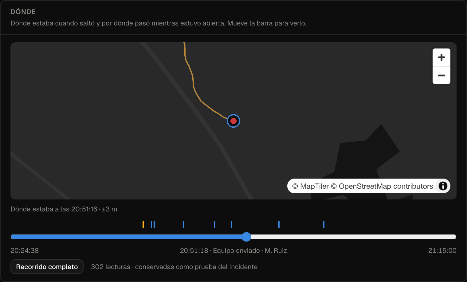 Bloque «Dónde» de la ficha de una alerta de caída. Arriba, un mapa oscuro con el recorrido del trabajador en ámbar y un punto rojo al final. Debajo, la línea «Dónde estaba a las 20:51:16 · ±3 m», una barra de tiempo con una marca ámbar y siete azules, el mando de la barra sobre la etiqueta «20:51:18 · Equipo enviado · M. Ruiz», y al pie «302 lecturas · conservadas como prueba del incidente»